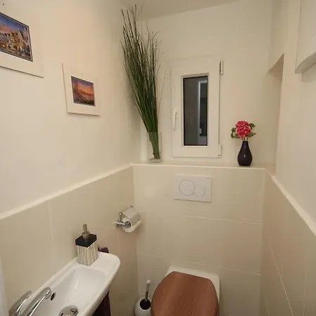 Apartman Hajkova 6 *